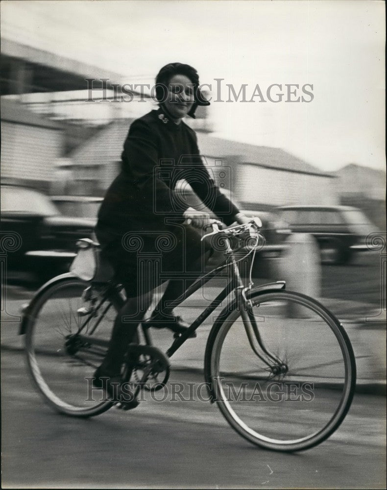 1966, Salvation Army Maj. Marion Dunn foils bandits - KSB52641 - Historic Images