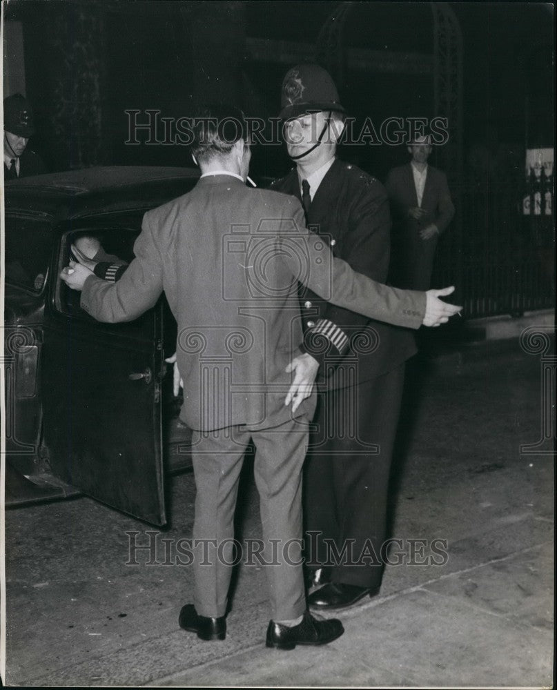 1958 Press Photo Black-White Riots in Notting Hill Gate.Police frisks a man - Historic Images