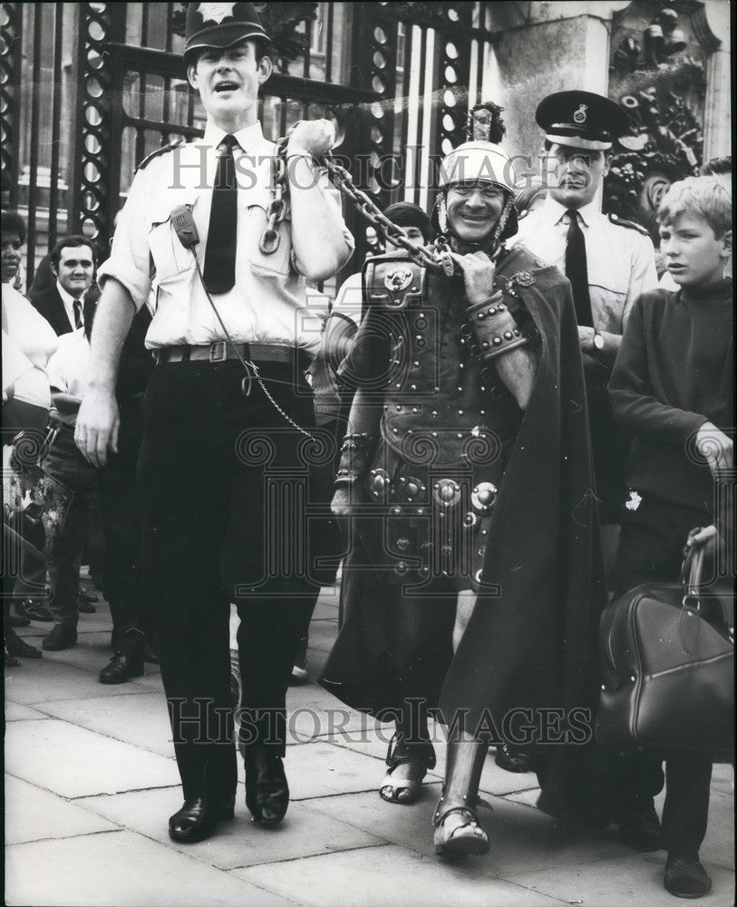 1969 &quot;Centurion&quot; Walter Yearrick chained self to Palace Gates - Historic Images