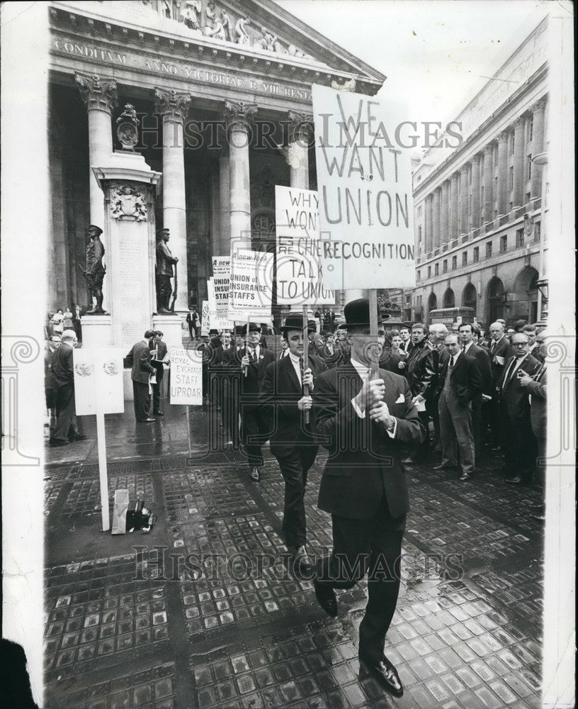 1969 Press Photo A demonstration by bowler-hatted City workers - KSB52713 - Historic Images