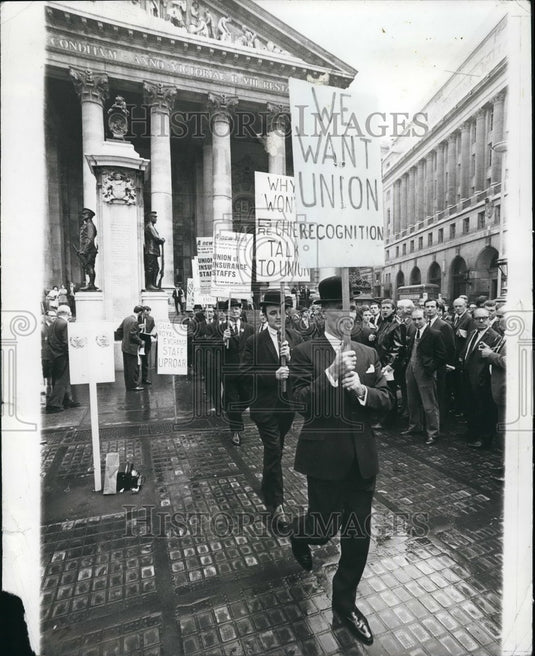 1969 Press Photo A demonstration by bowler-hatted City workers - KSB52713 - Historic Images