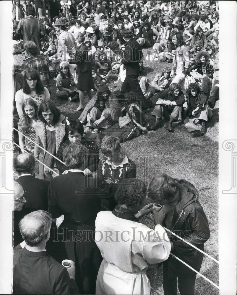 1975 Press Photo Bishop of reading holds holy communion Watchfield Pop Festival-Historic Images