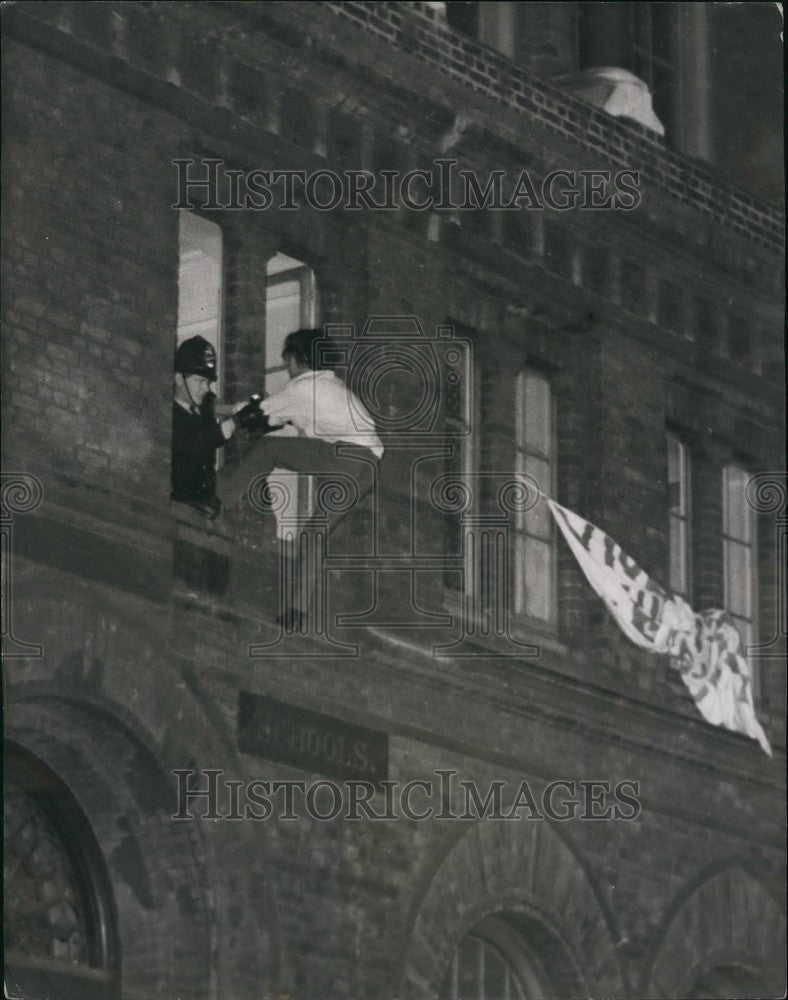 1969 Press Photo Police Capture the squatters school - KSB52721 - Historic Images