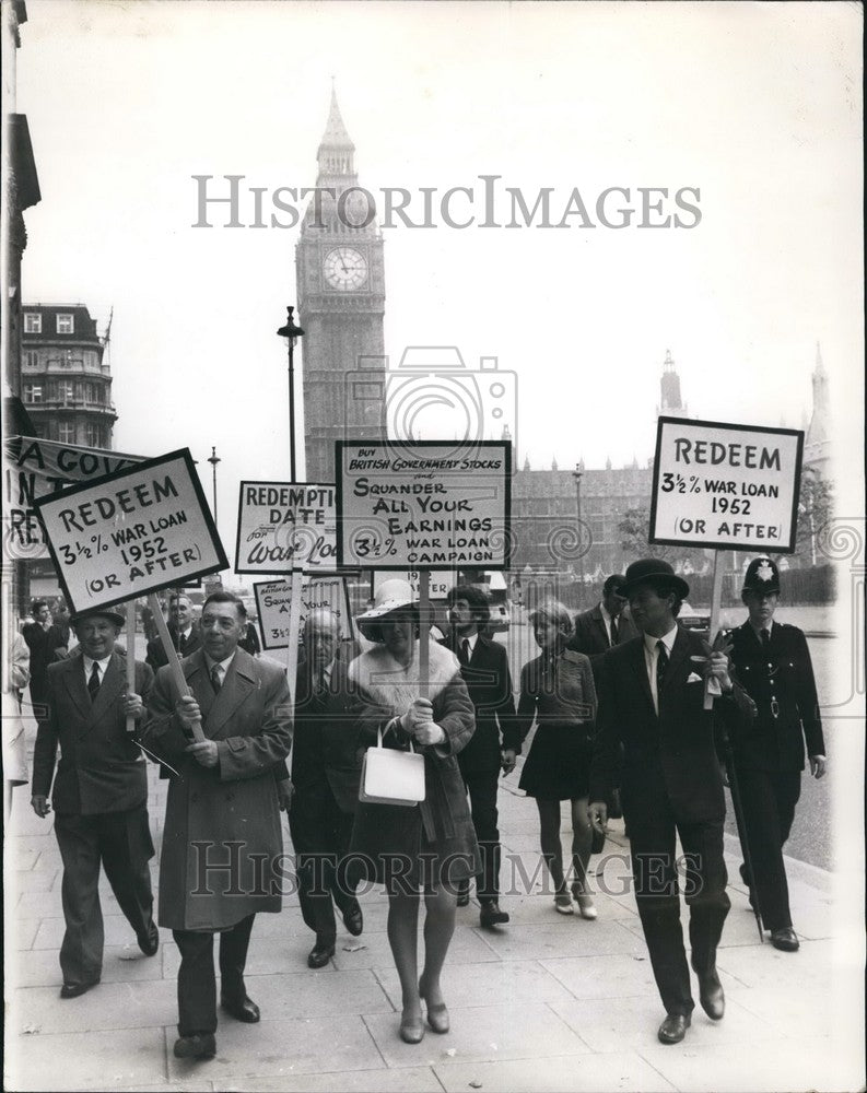 1969 War loans March in Whitehall - Historic Images