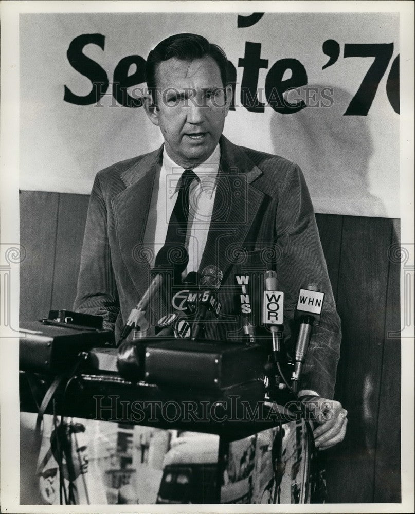 1976 Former U.S. Attorney General Ramsey Clark talks with reporters - Historic Images