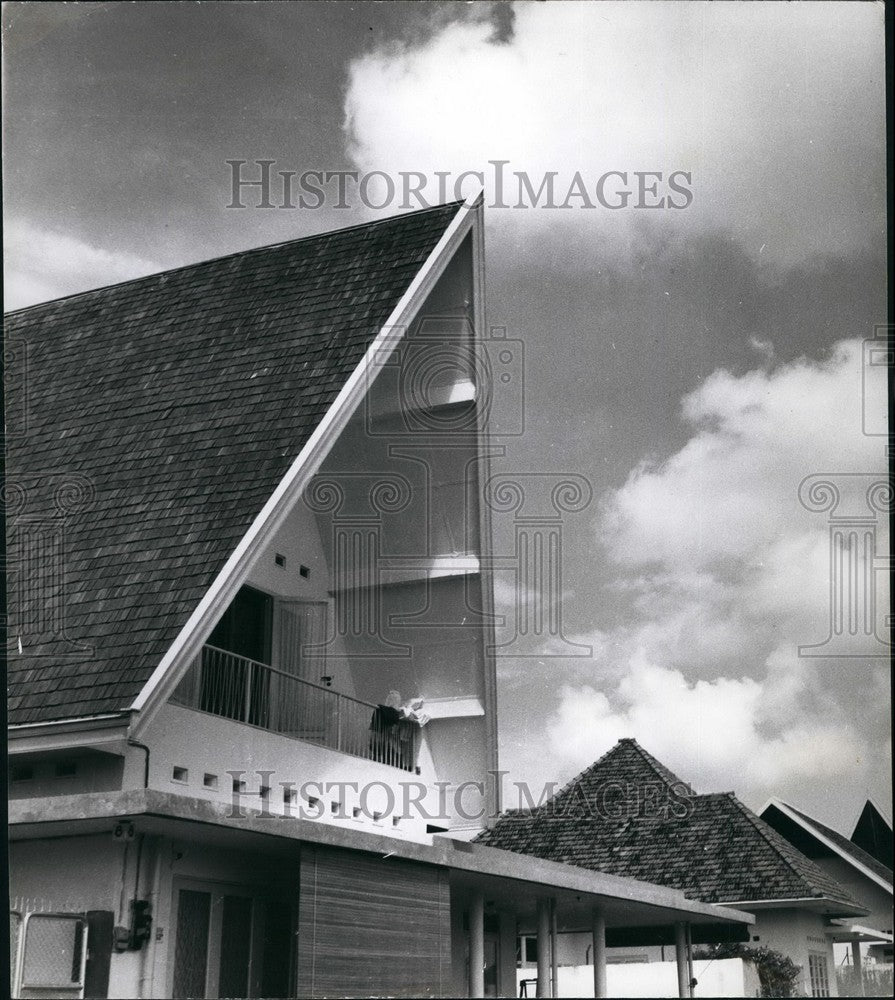 Press Photo A frame house - KSB52881 - Historic Images