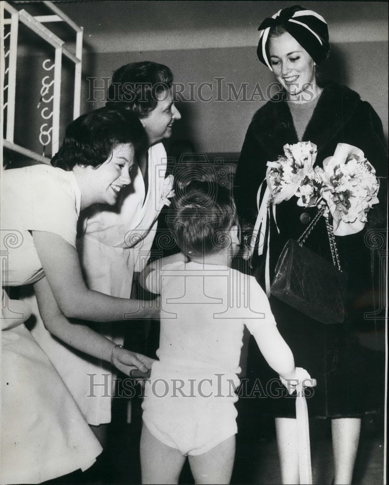 1963 Press Photo Princess Paola visits Brussels Hospital - KSB52949-Historic Images