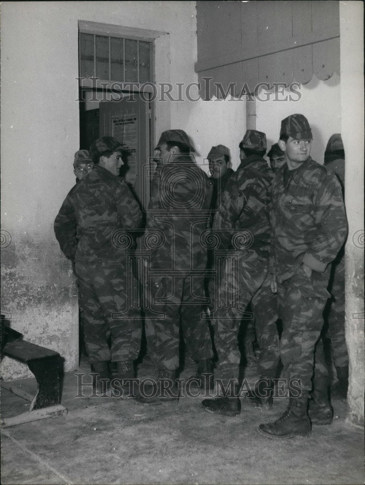 1961 Press Photo French parachutists at polling station near Algiers - KSB52991-Historic Images