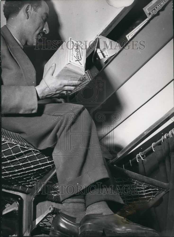 Press Photo An agent of the Italian "Guardia di Finanza" & smuggled cigarettes - Historic Images