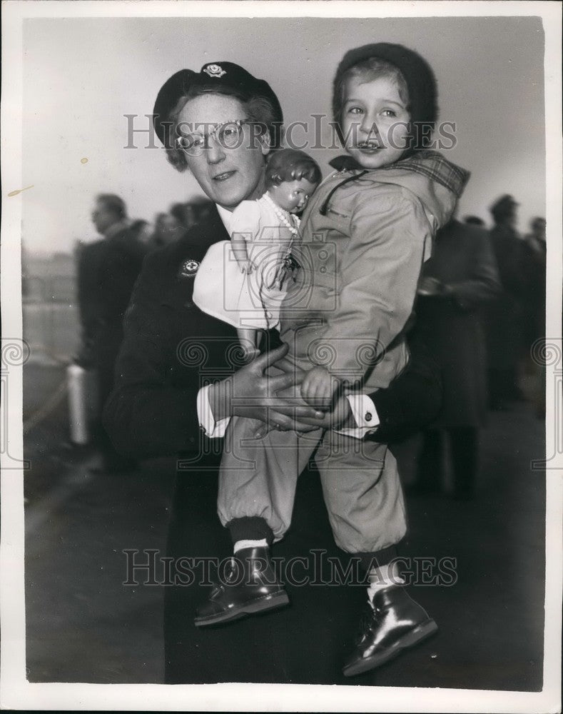 1956 Press Photo Hungarian Refugees arrives in England - KSB53287-Historic Images