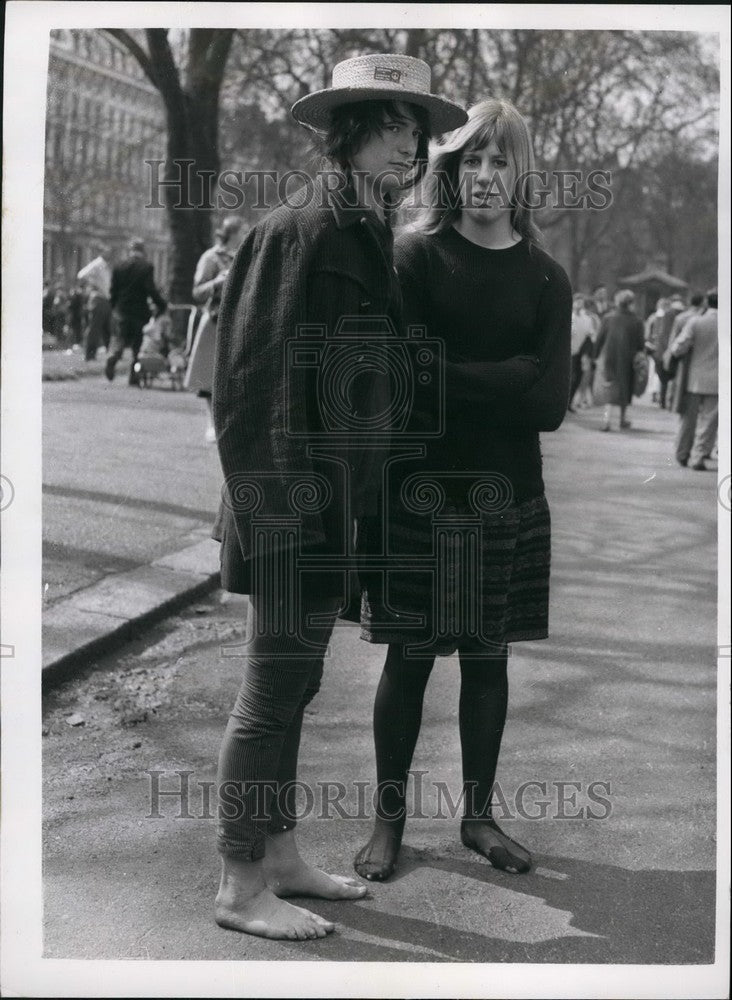 1959 Anti H. Bomb marchers lunch at Albert Memorial - Historic Images