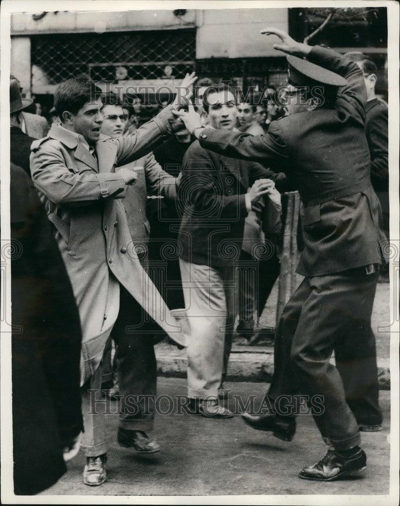 1958 Press Photo anti-British Demonstration Athens University Students police - Historic Images