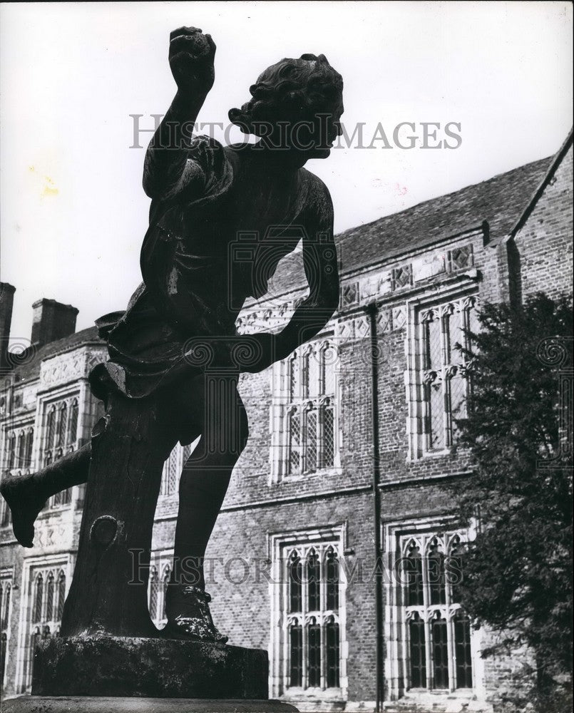 Press Photo one of two statues either side driveway - KSB53443-Historic Images