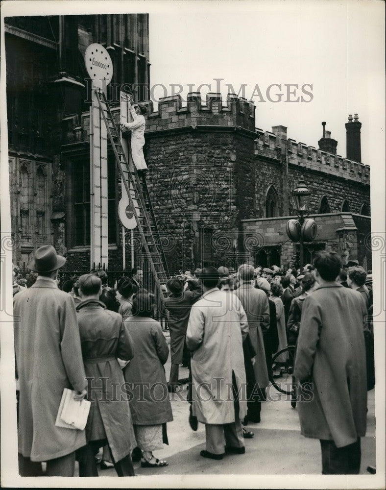 1954 Onlookers at  restoration fund goal sign reaches 1 million - Historic Images