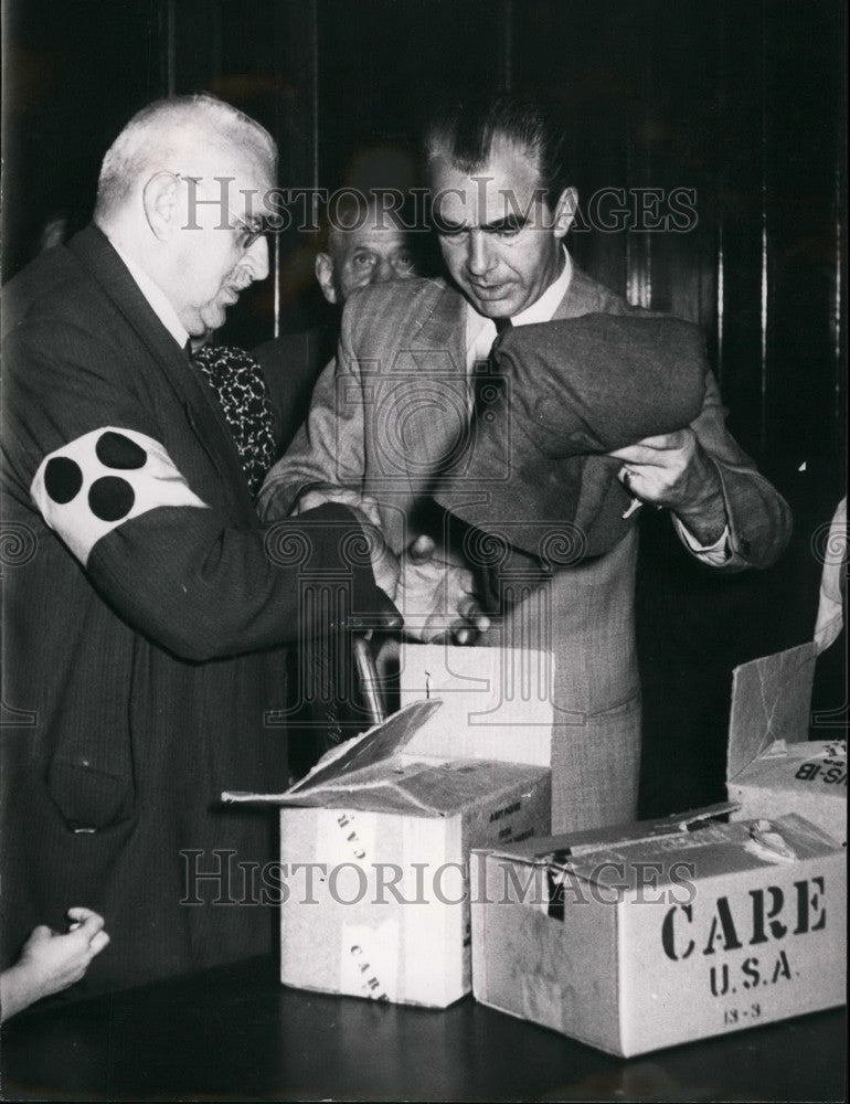 1953 Press Photo blind man receiving clothes Herr Kressman mayor Berlin-Historic Images