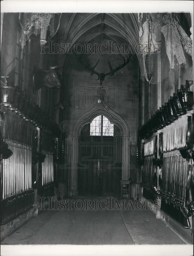 Press Photo entrance Belvoir Castle lined muskets water buckets cypher Duke - Historic Images