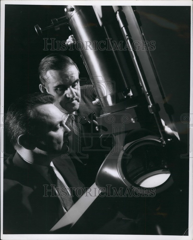 Press Photo Phillips EM300 electronic microscope - Historic Images