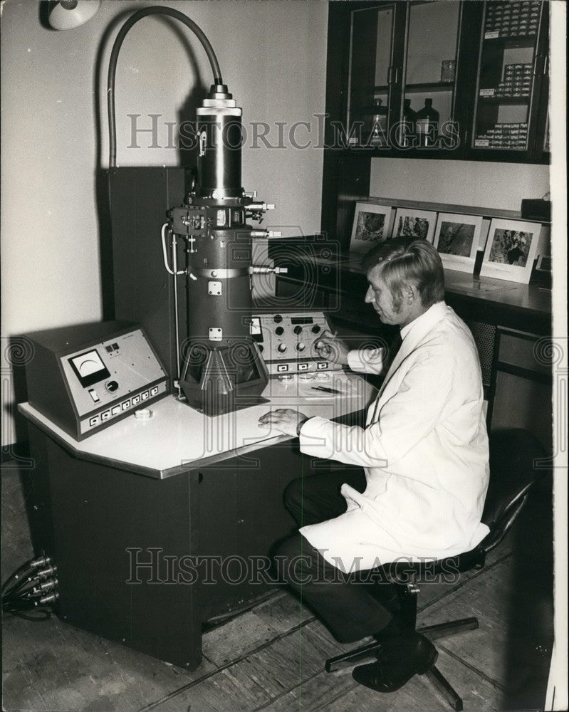 1971 Electron Microscope at St. Bartholomew&#39;s Hospital Med School, - Historic Images