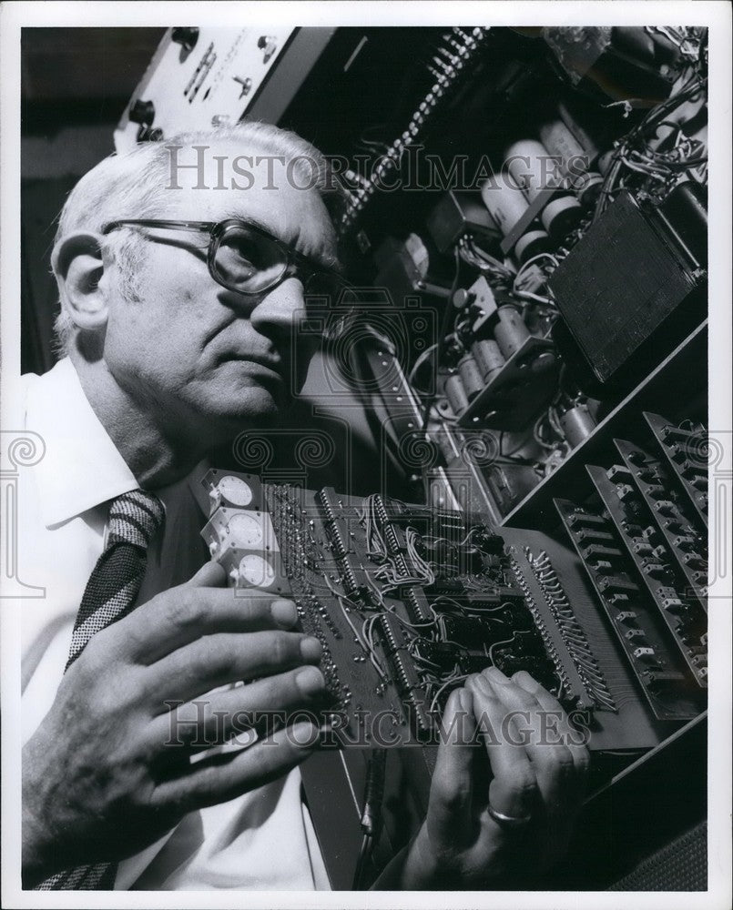 1973 Press Photo Roy E. Anderson, consulting engineer at the General Electric - Historic Images