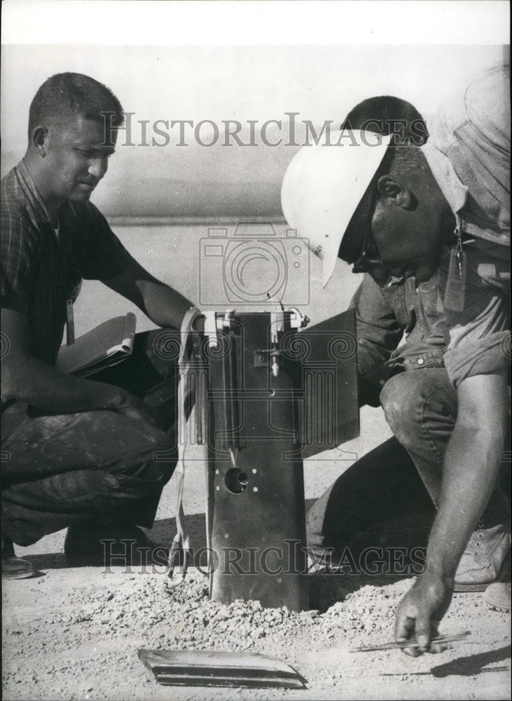 Press Photo Scientists Use A Terradynamics Probe In A New Mexico Desert Area - Historic Images
