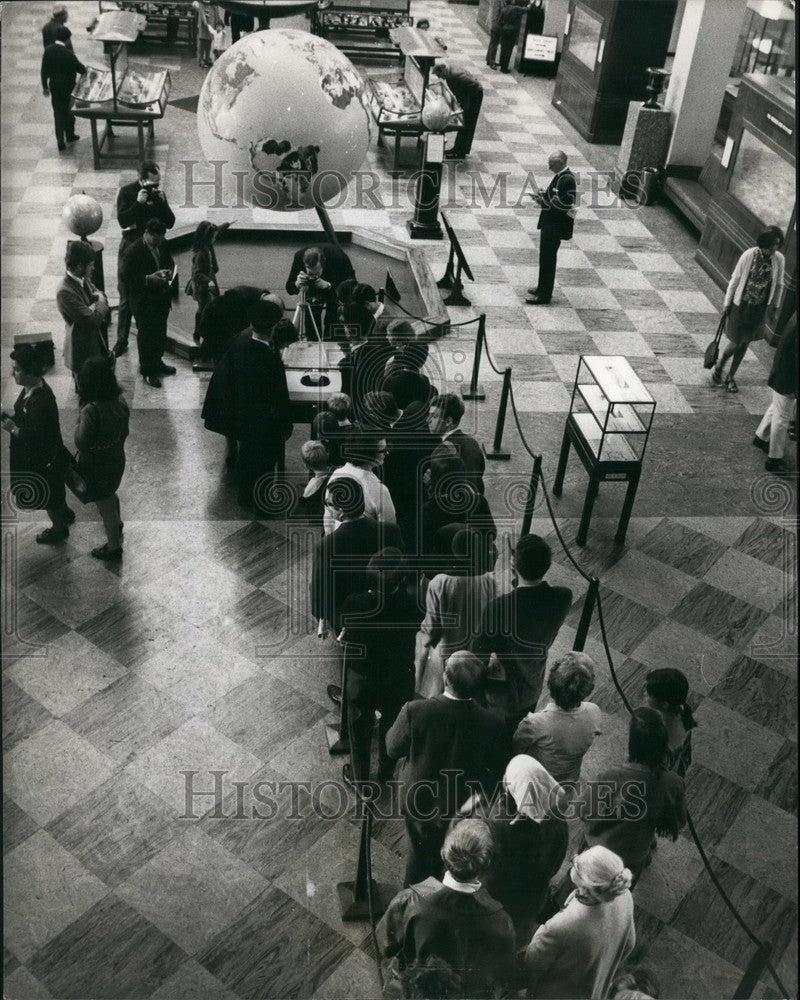 1969 Moondust on show at  Institute of Geological Scientists - Historic Images