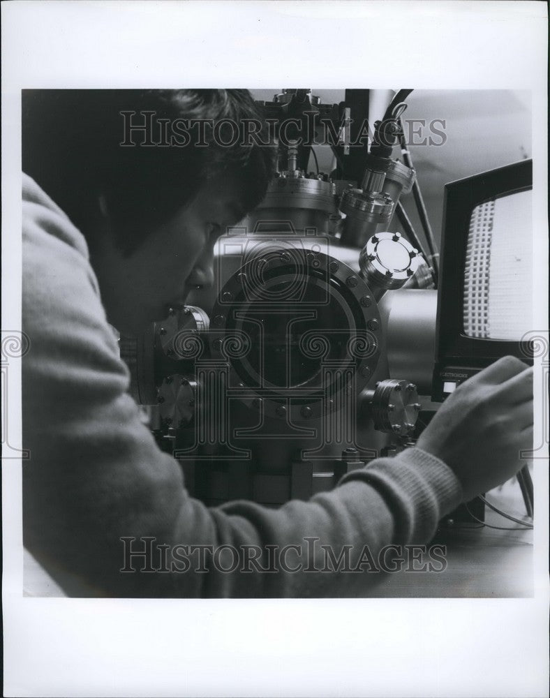 Press Photo Automated Auger Microprobe Used To Discover Minute Contaminations - Historic Images