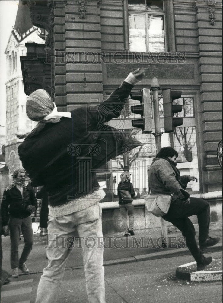 1990 Press Photo Demonstrators Smash In Windows In Berne/Switzerland - KSB53841 - Historic Images