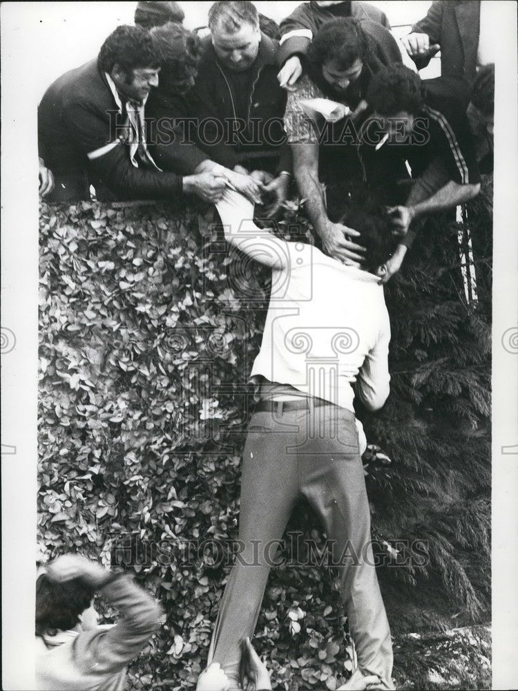 1973 Press Photo Man Who Was Taken In For Reprisal For Shootings By Peronists - Historic Images