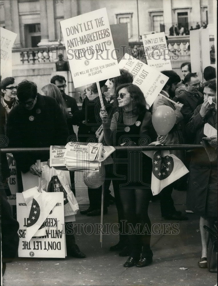 1971, A Hornsey Young Conservatives Member Demonstrates In Hot-Pants - Historic Images