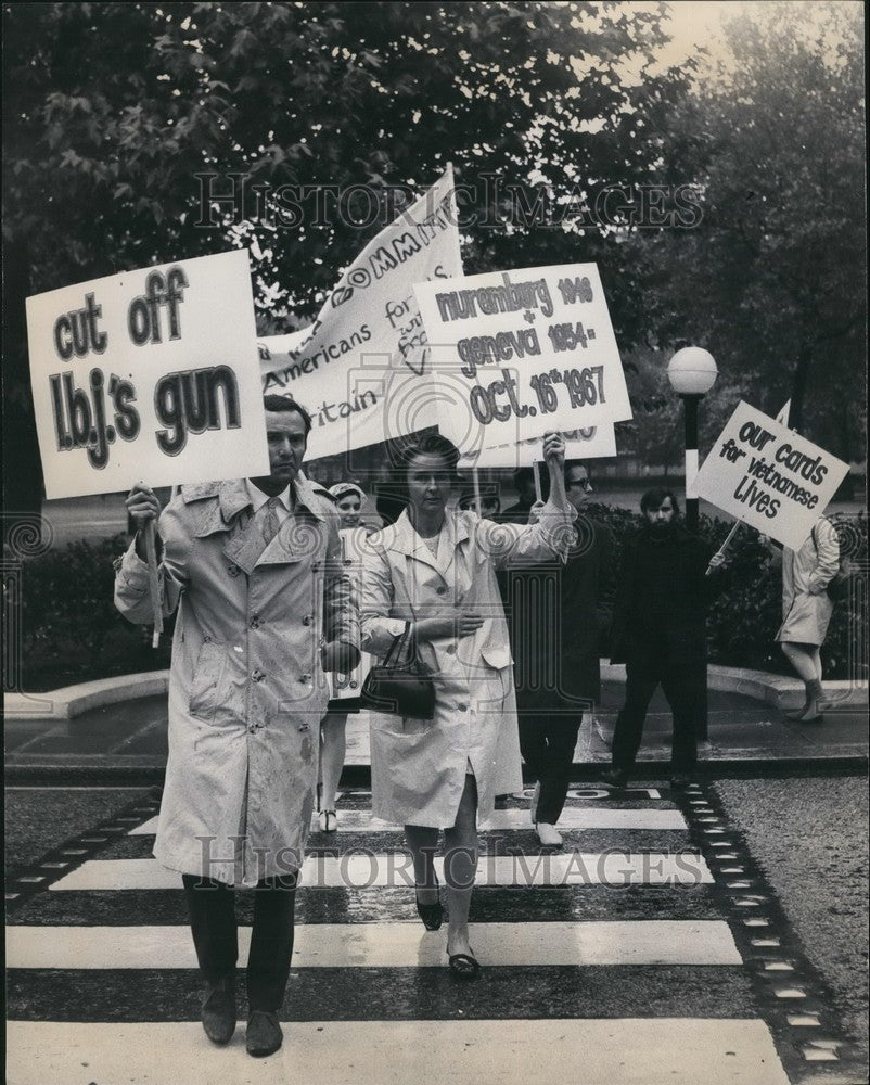 1967 young Americans oppose Vietnam War return Draft cards Embassy - Historic Images