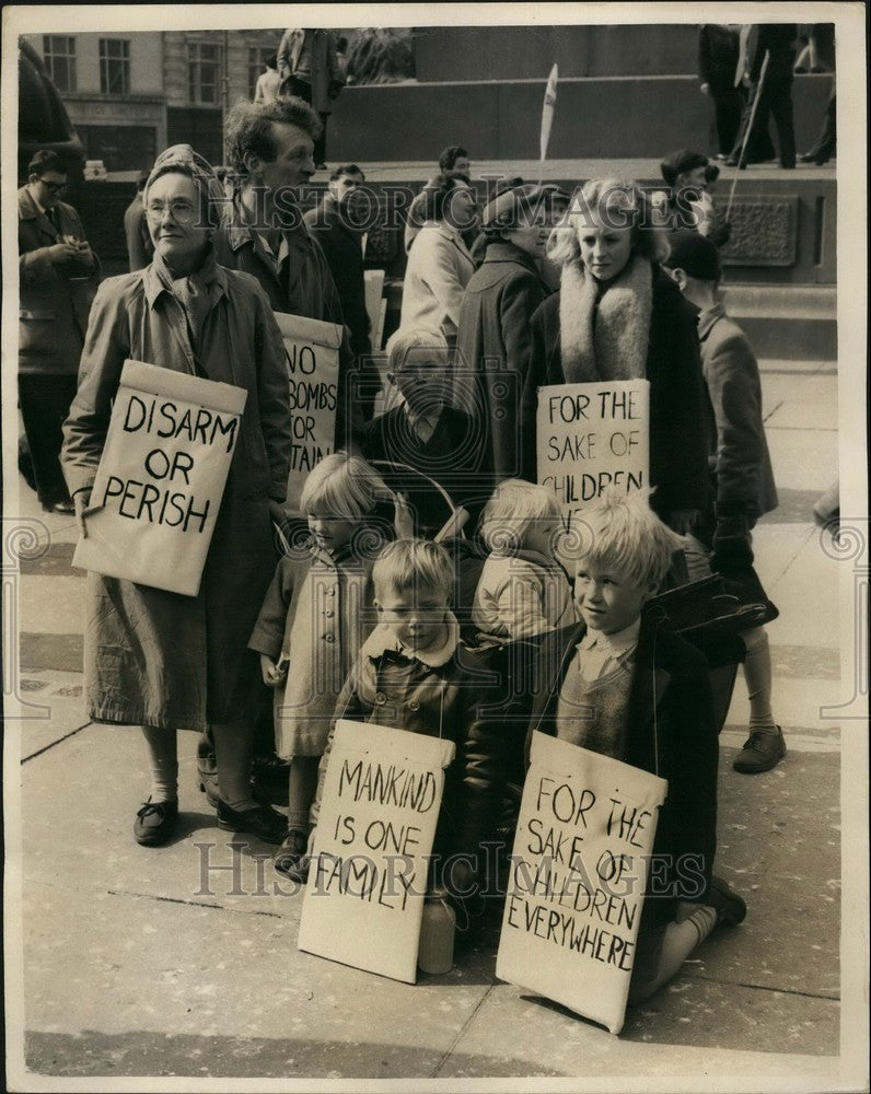 1958 Mr. Mrs. Baker children march H bomb Protest Cambridge square - Historic Images