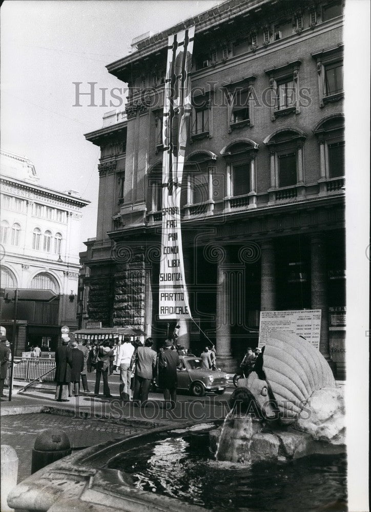 Press Photo members Radical Party banner office Prime Minister Aldo Moro release - Historic Images