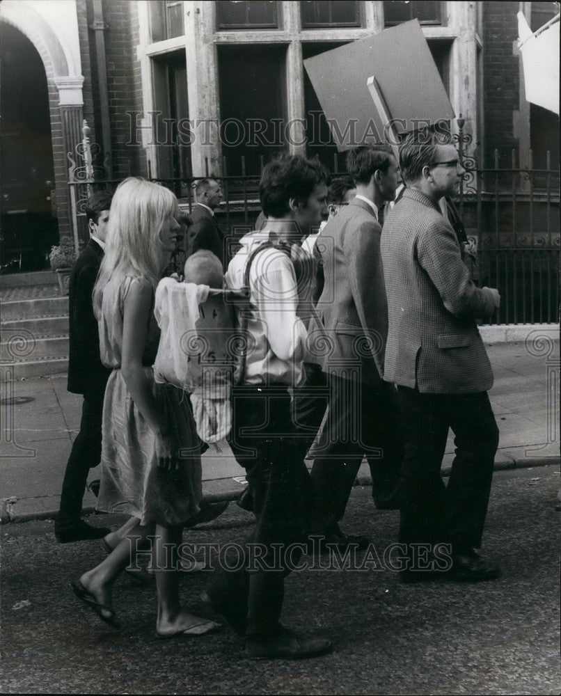 1961 Press Photo Anti-Nuclear Demonstration March London Tony Anne Ward baby - Historic Images