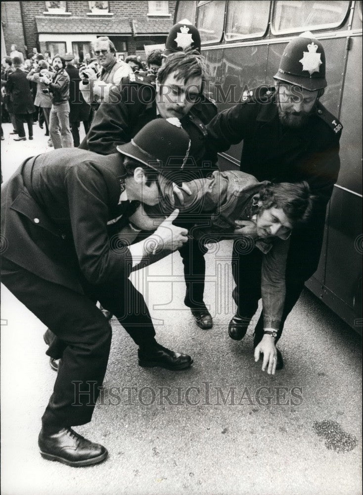 1977 Picket Carried Away By The Police Outside Grunwick Factory - Historic Images