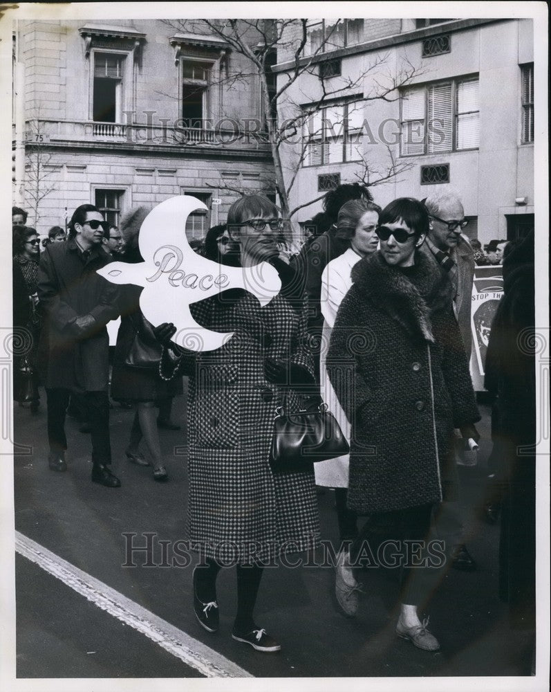 1966 Press Photo Anti Vietnam Demonstration New York - KSB53983 - Historic Images