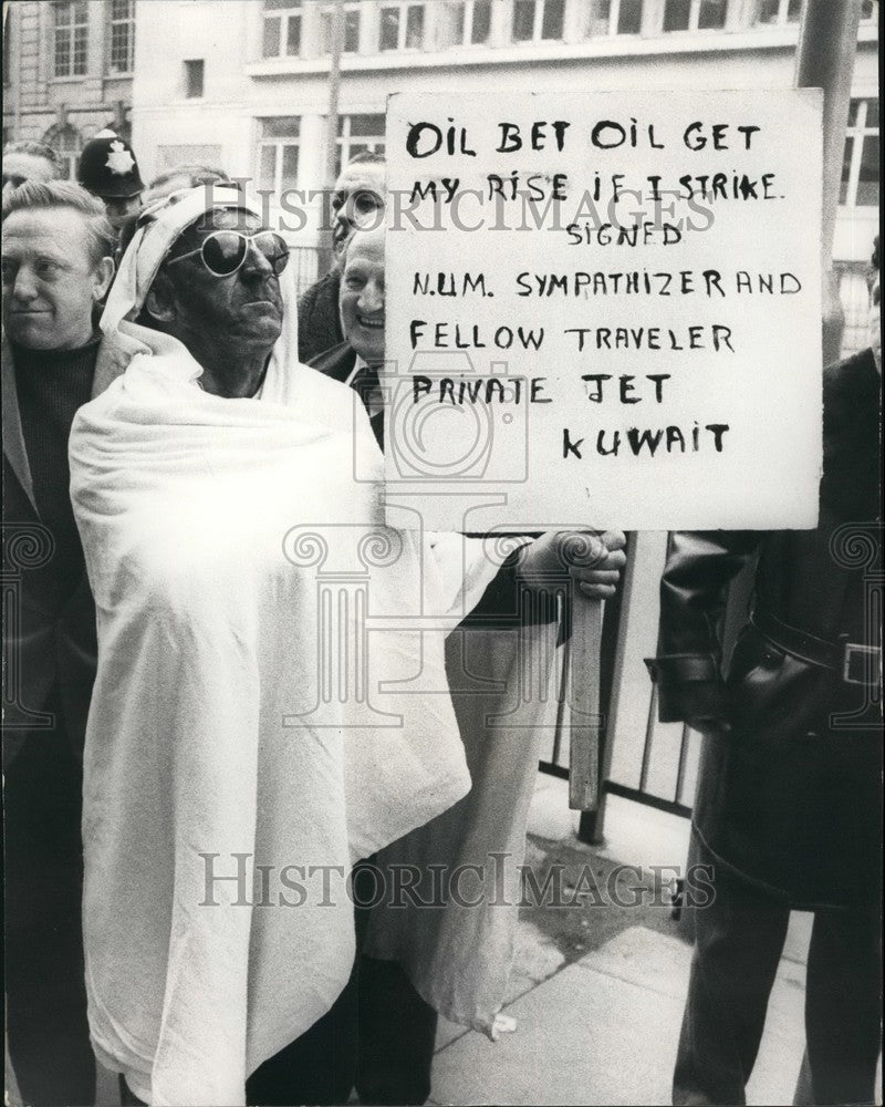 1974 Frank Marsh, A Miner From South Wales Protests Miners Leaders - Historic Images