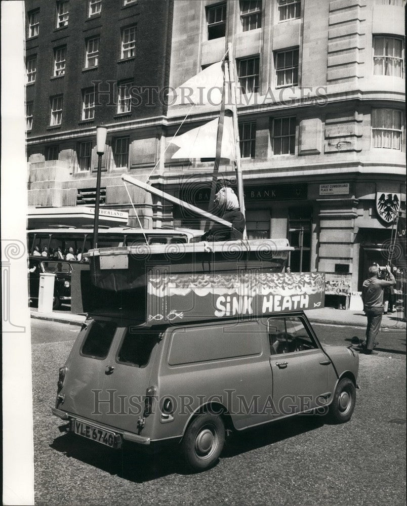 1971 Press Photo effigy Prime Minister yacht sink Health words Hyde Park march-Historic Images