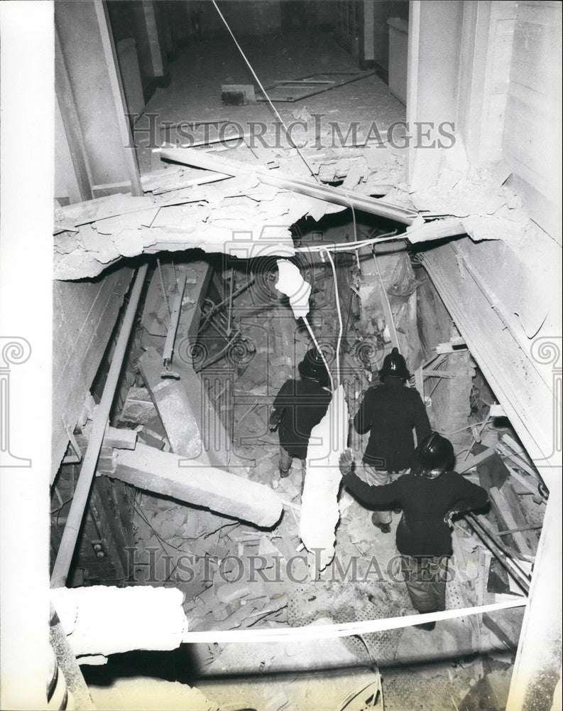 1974 Press Photo Firemen Search Tavern In The Town After Explosion - Historic Images