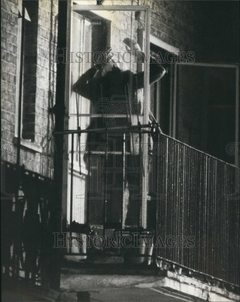 1907, IRA gunman white handkerchief besieged flat surrender police - Historic Images