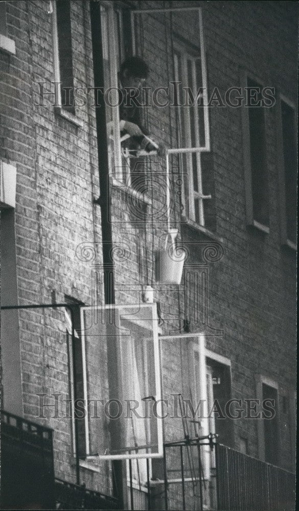 1975 Press Photo bucket water besieged flat IRA gunmen Marylebone window - Historic Images