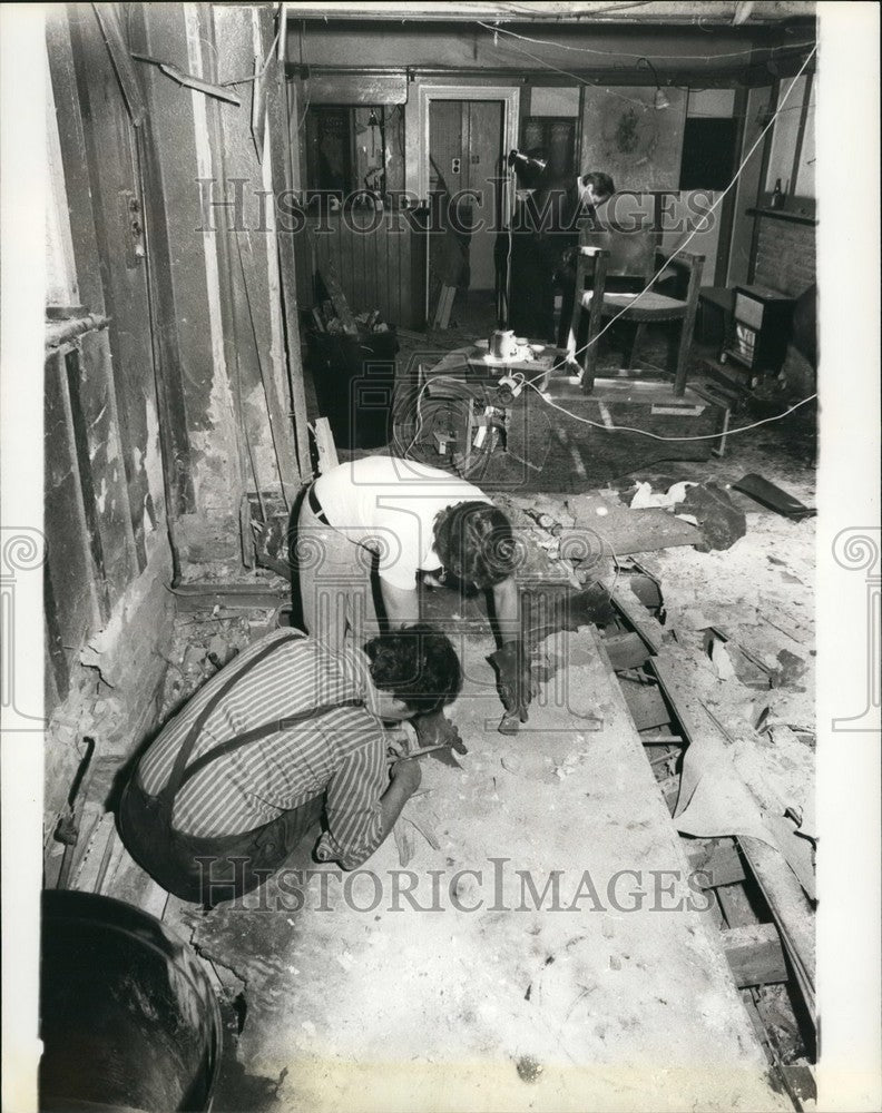 1975 Forensic Experts Search Rubble Bomb Explosion Caterhan Surrey - Historic Images