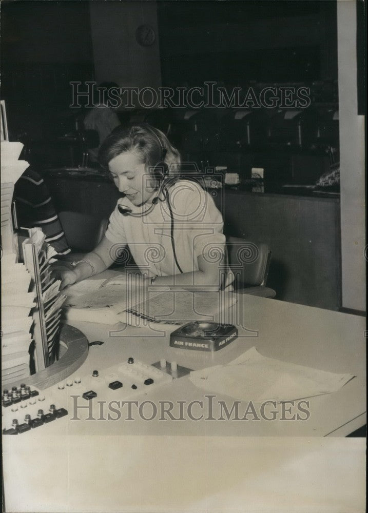 1962 Press Photo Colette Bouffard Air France Hostess Phoning Paris New York-Historic Images