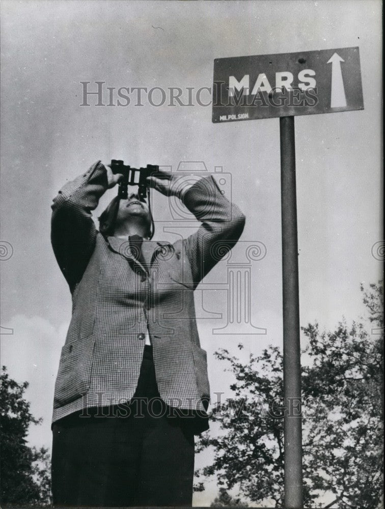 1958, German looking glasses searching sky poster Mars - KSB54167 - Historic Images