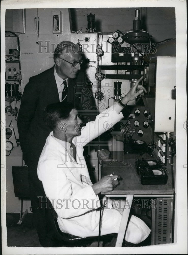 1959 Mr. Thomas Bacon operator Mr. Avis Barwell Hydrox Fuel Cell - Historic Images