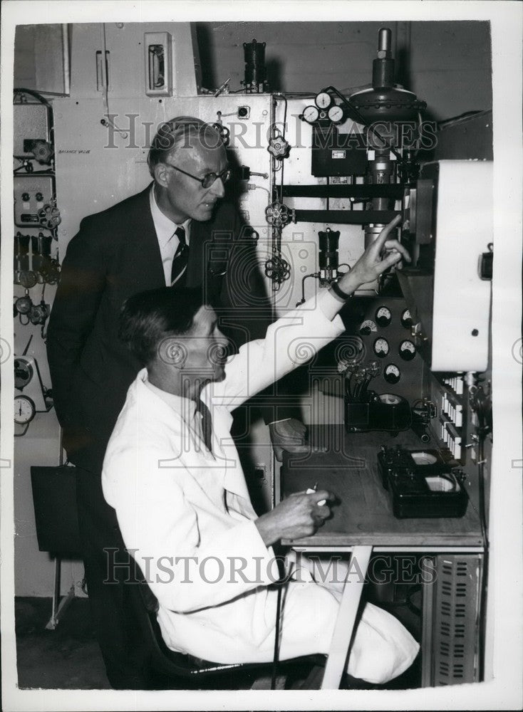 1959 Mr. Thomas Bacon Mr. Avis Hydrox Fuel Cell invention test - Historic Images