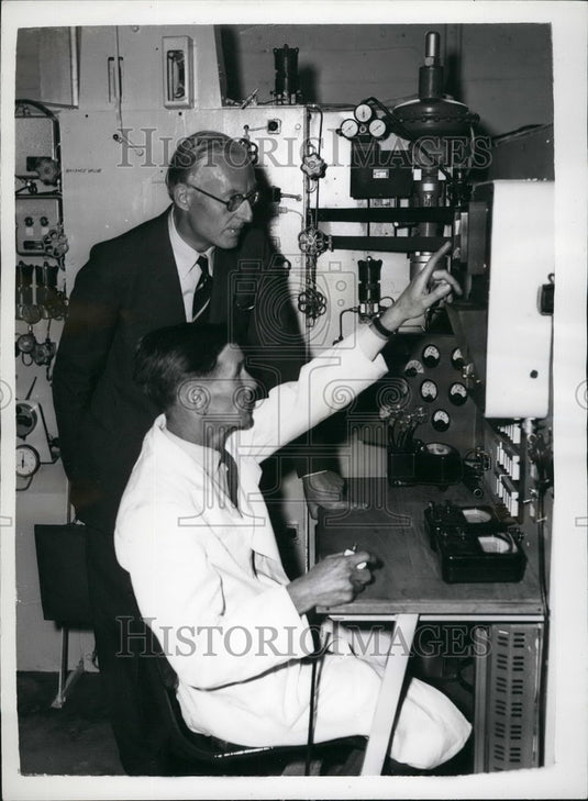 1959 Mr. Thomas Bacon Mr. Avis Hydrox Fuel Cell invention test - Historic Images