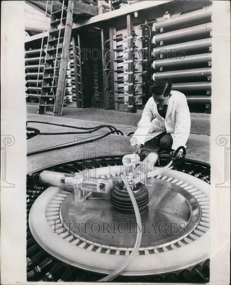 1964 Culham Laboratory physicist David Dancy Thetatron - Historic Images