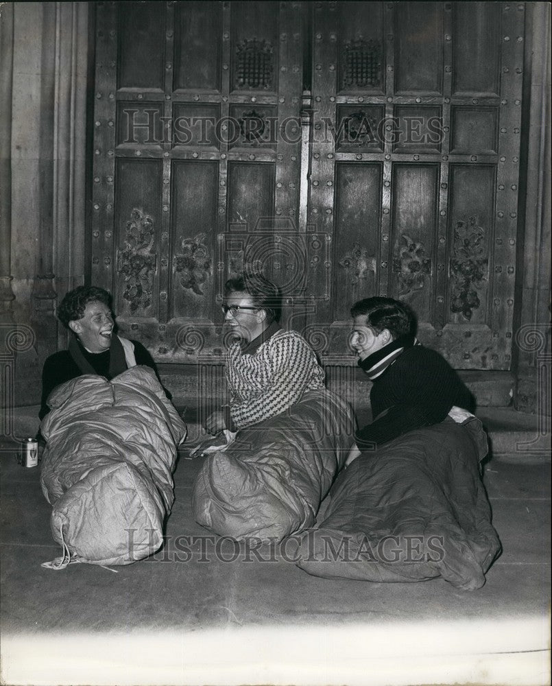 1963 Press Photo Bill Yates Peter Hoult Roland Barry queue commons debate-Historic Images