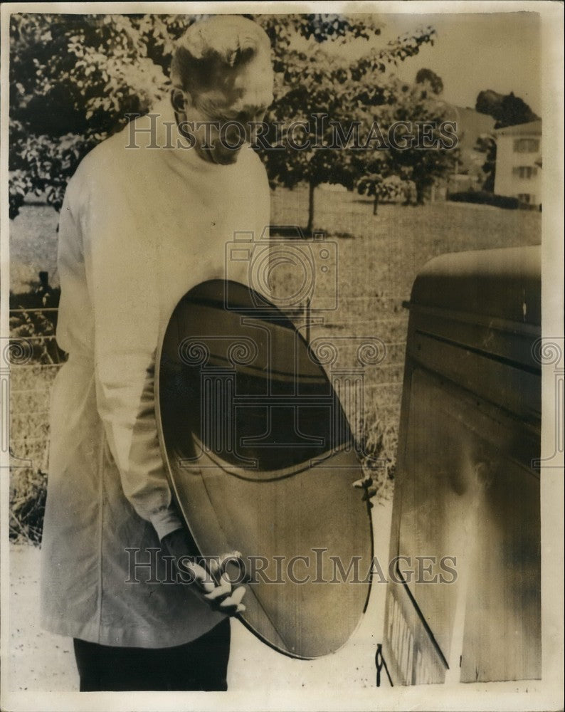 1963 Press Photo Dr. Hans Ehrhardt With Mirror Used To Produce "Death Ray" - Historic Images
