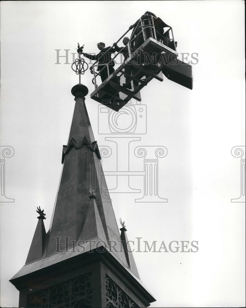 1981 Press Photo Hoist Lifts Nicholas Tinworth To Top Of Bedford School Spire - Historic Images